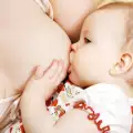 Кърмя бебе