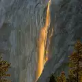 Феноменален водопад се подпалва веднъж в годината