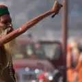 Индиец живее 38 години с вдигната ръка заради бог Шива