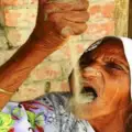 Пълна мистерия! Индийка не спира да яде пясък вече 60 години