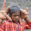 Момче от Индия изумява с необикновените си ръце