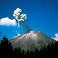 Три вулкана изригнаха за едно денонощие