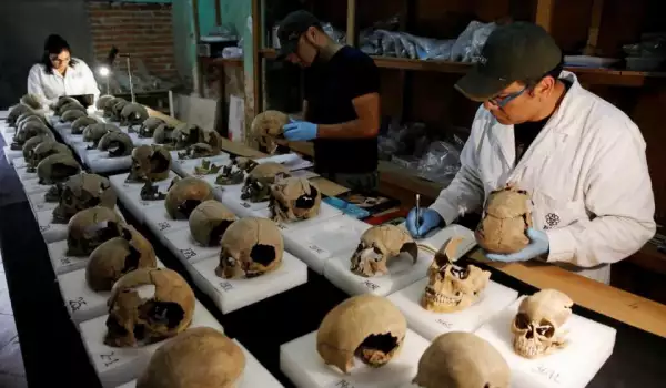 Зловеща кула от черепи вцепени Мексико