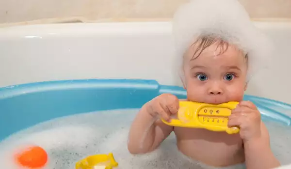 Къпя бебе