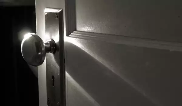 Затворена врата