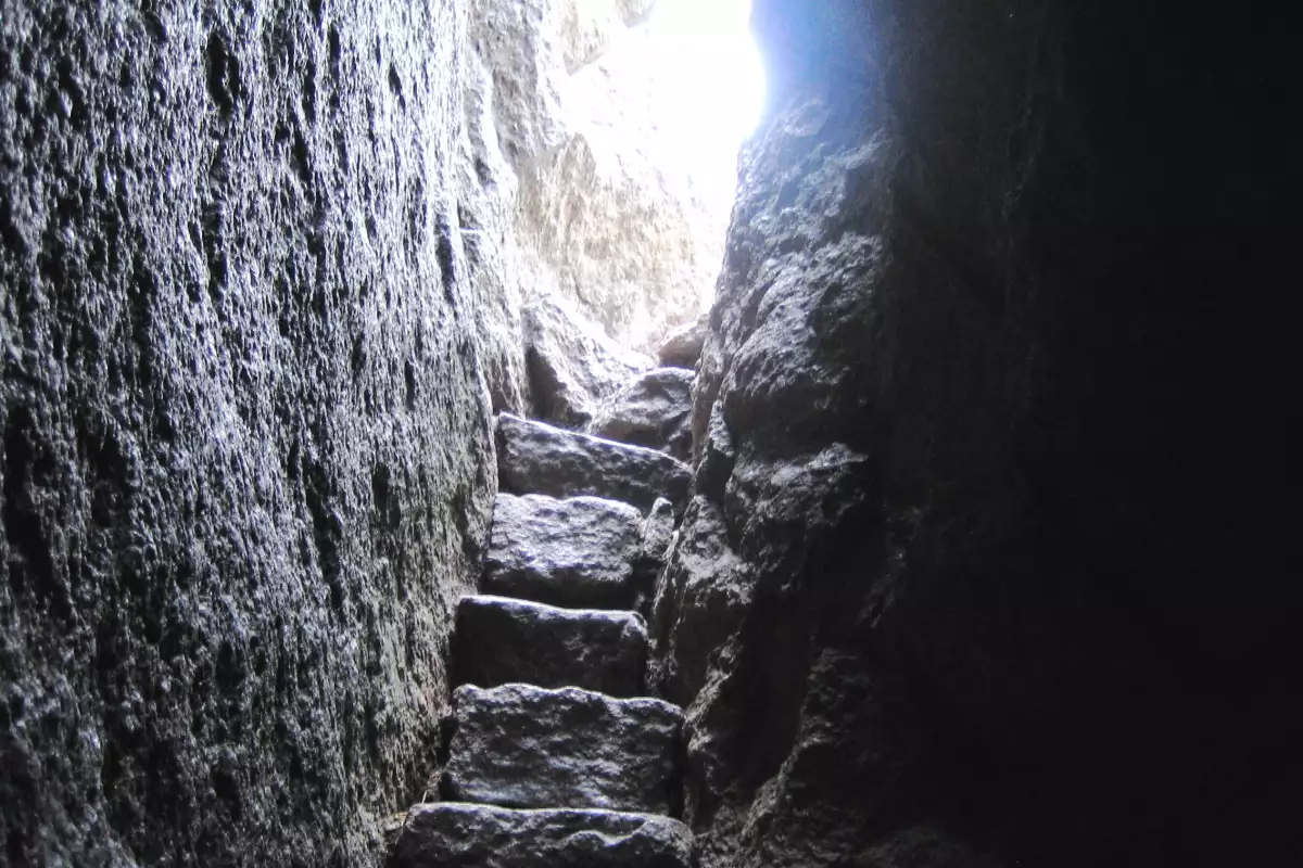 Подземни пирамиди в българия