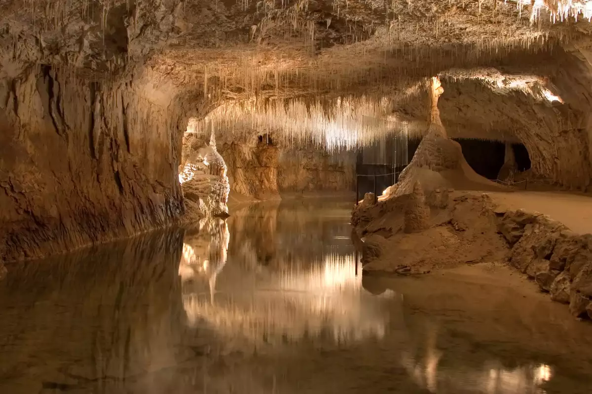 Тунели под земята пътища към чужди цивилизации
