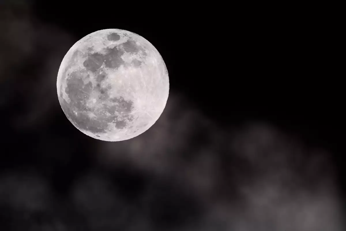 Странни Явления Около Луната