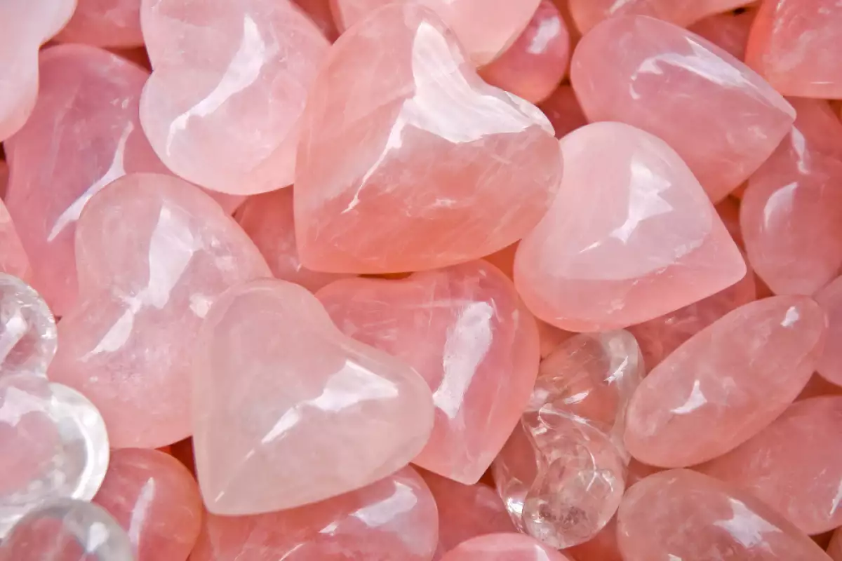 Авантюрин розов кварц планински кристал във водата