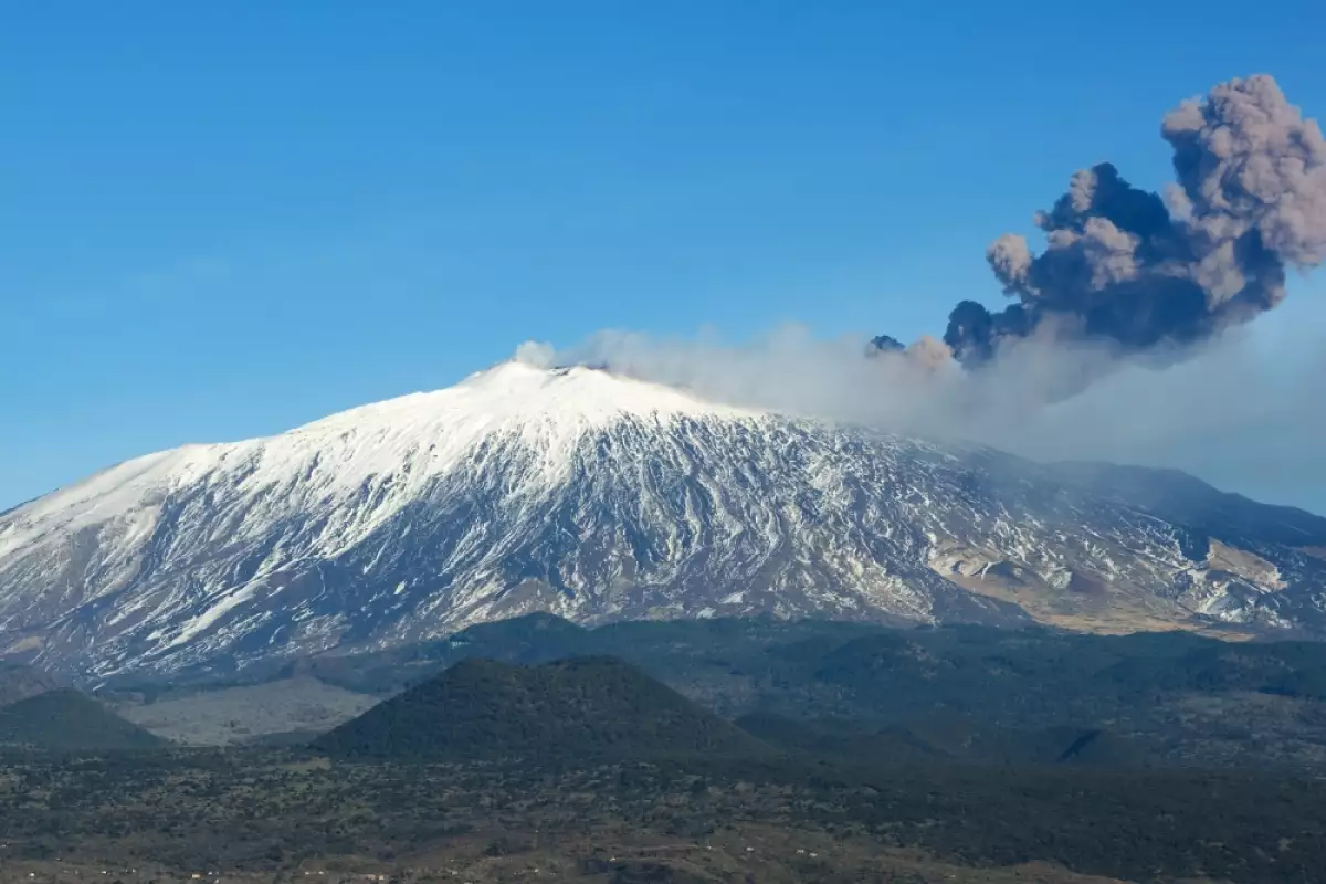 Вулкан Етна Изригва