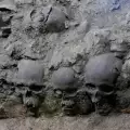 Зловеща кула от черепи вцепени Мексико