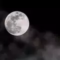 Вътрешността на Луната е от вода?
