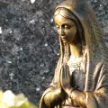 Дева Мария избуя върху стадион в Русия