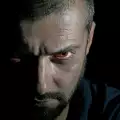 Грозен мъж се надвесва над мен, докато спя