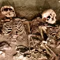 Мистериозна двойка погребана с цветя преди 12 000 години