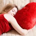 Спането по корем води до еротични сънища