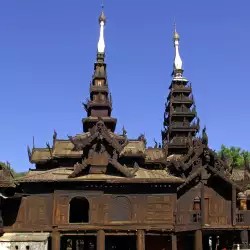 Вдигнаха будистки храм от бирени бутилки