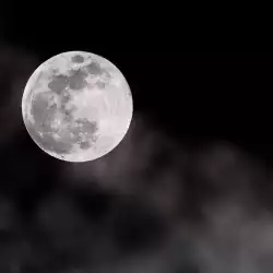 Заснеха странна дупка на Луната