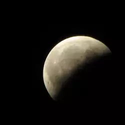 Тъмната страна на Луната е с тюркоазен цвят
