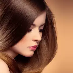 Какво значи да си разплиташ косата насън?