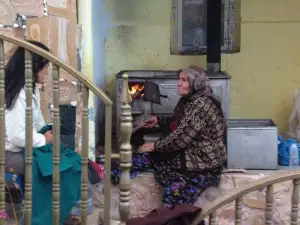 Тази баба ще те излекува само срещу едно Благодаря! Виж къде да я намериш
