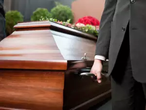 Като по чудо! Момче се съживи на собственото си погребение