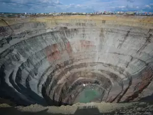 Изоставена диамантена мина в Русия поглъща хеликоптери