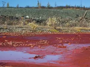 Библейско пророчество се сбъдна! Река в Русия стана кървавочервена