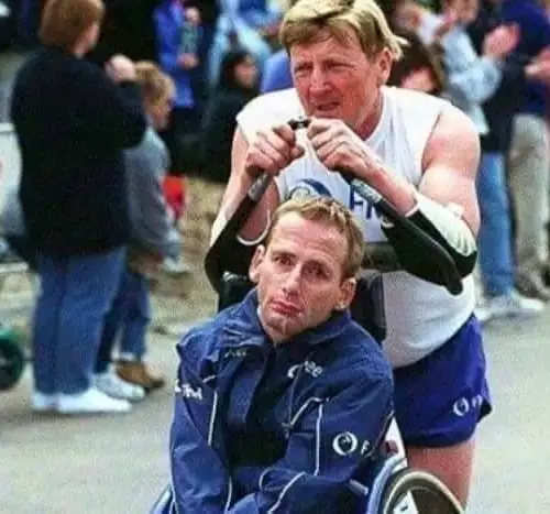Невероятната история на един баща, който тича с парализирания си син