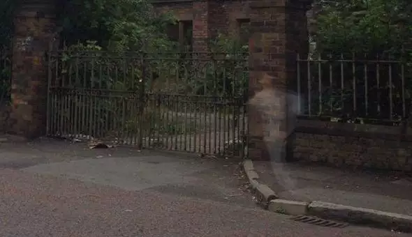 Заснеха призрак пред старо сиропиталище във Великобритания