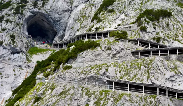 Пещерата на ледените гиганти в Алпите