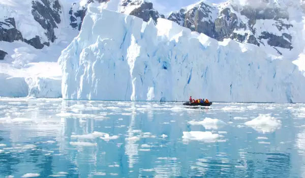 Срещу климатичните промени: Учени заклещени в ледоразбивач насред Арктика