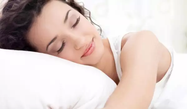 Неподозирани вреди от спането на висока възглавница