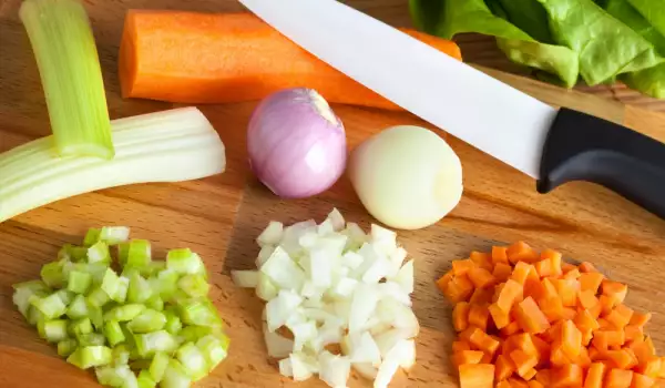 нож и зеленчуци