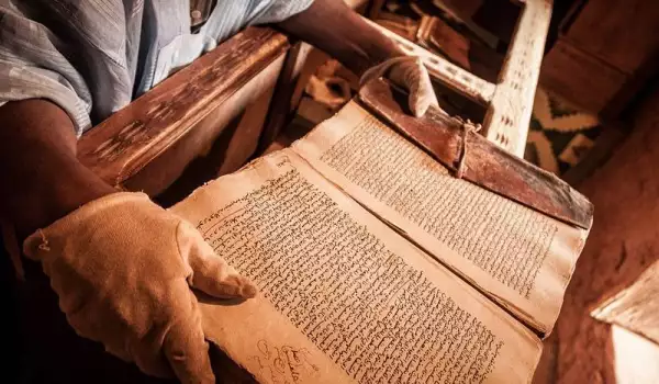 Градът, който изчезва в пясъците, пази уникални древни ръкописи