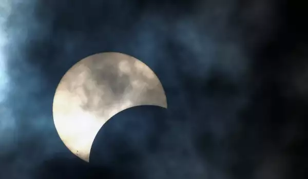 Най-продължителното лунно затъмнение от 100 години е тази нощ!