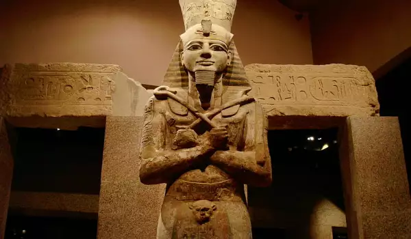 Египетска Статуя