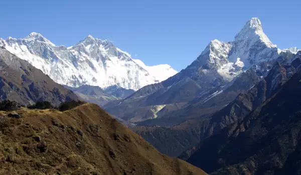 Еверест все по-мръсен и по-топъл, установиха учените