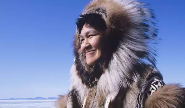 щастлива жена инуит