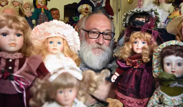 Обладани от духове кукли обсебиха 63-годишен мъж
