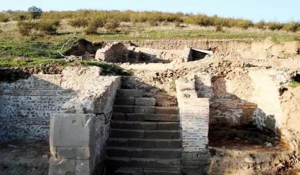 Уникално запазена статуя на Хермес изкопаха в Хераклея Синтика