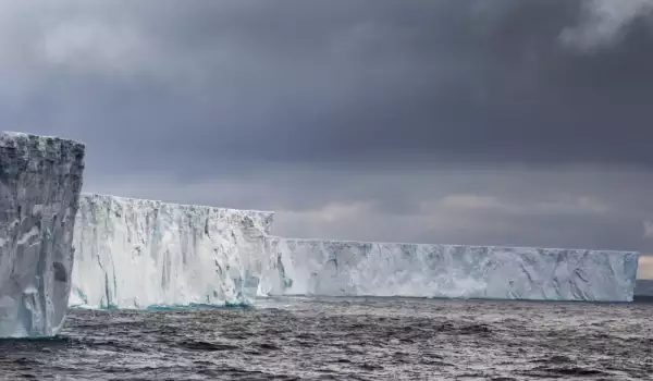 Най-големият айсберг в света отново е поел към Атлантика
