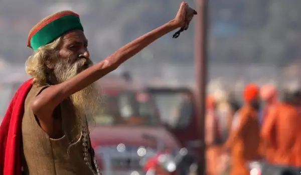Индиец с вдигната ръка
