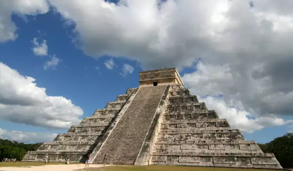 Пирамидите на Маите