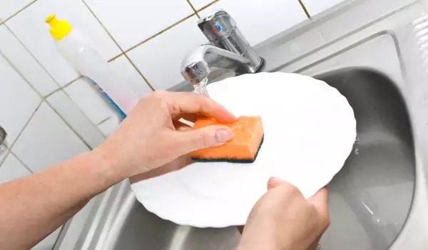 Защо не трябва да миете чиниите, когато сте на гости?