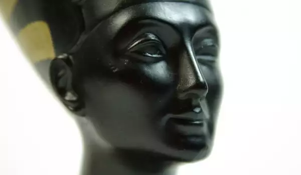 Статуя на Нефертити