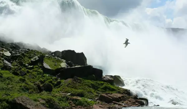 Прочетете красивата легенда за Ниагарския водопад