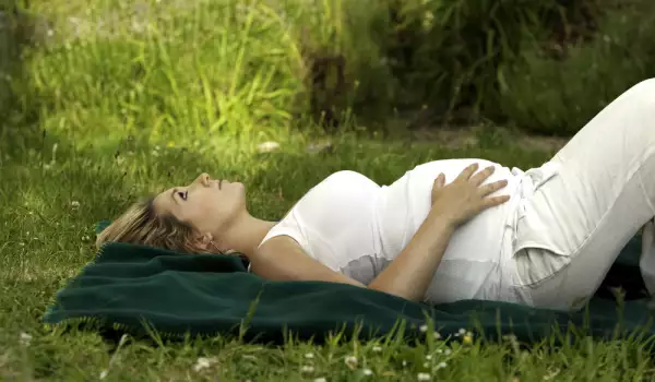 Митове и суеверия за бременността и раждането