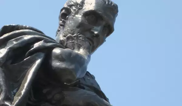 Статуя на Овидий