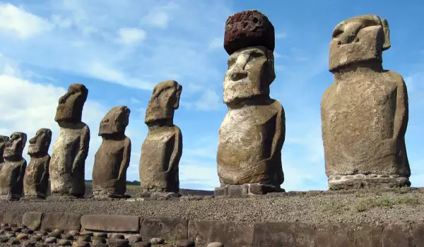Загадъчните статуи на остров Пасха
